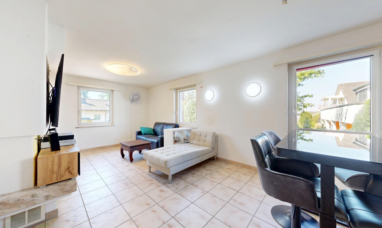wohn- / esszimmer mit natürliches licht, drywall, gipskartonwand, lüftungsgitter, und tile floor