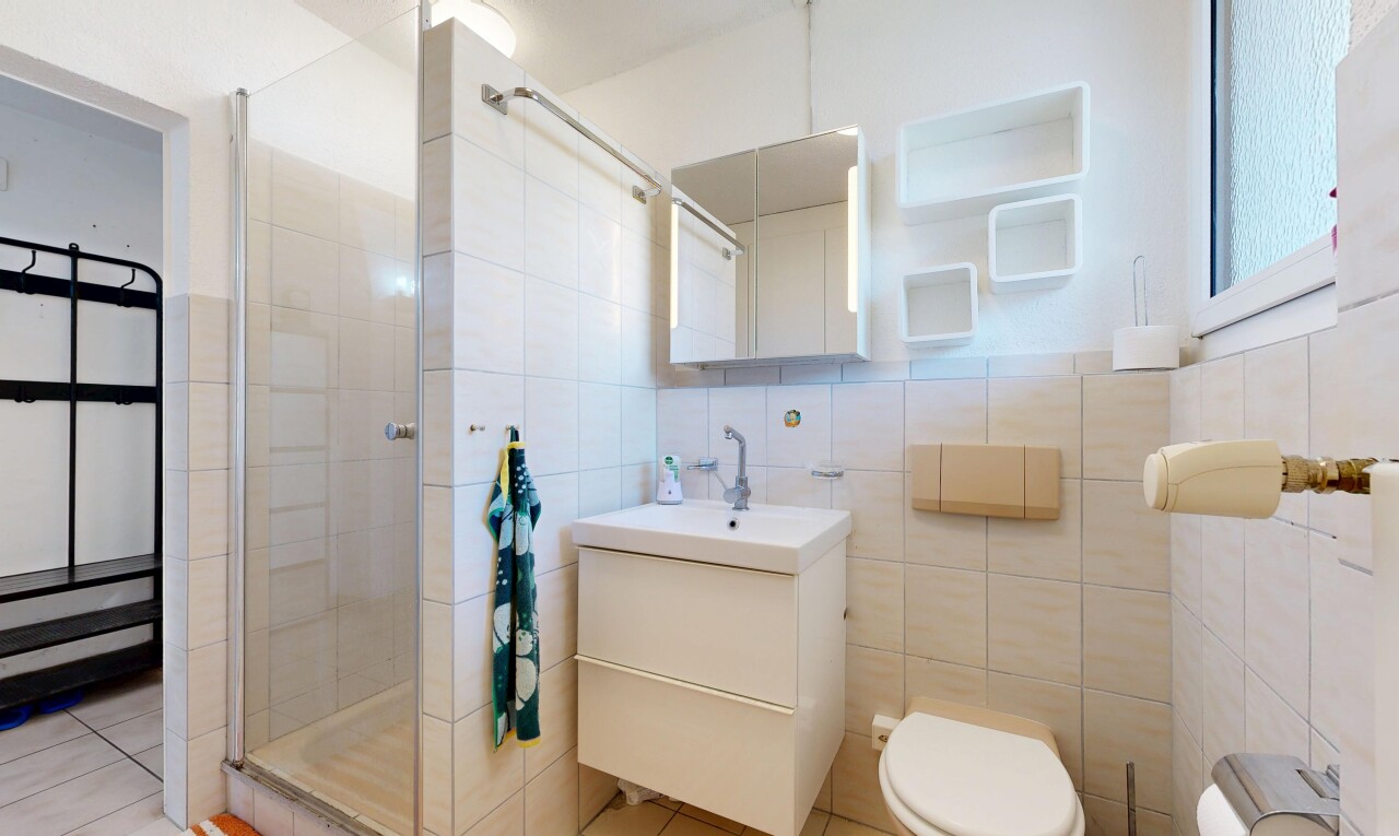 bad mit tile wall, fliesenwand, komplettes badezimmer, dusche, und spiegel
