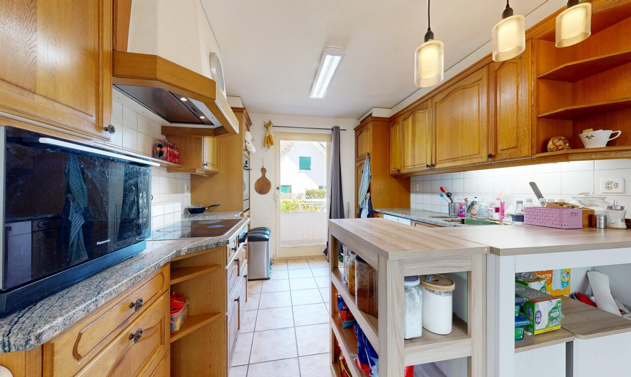 küche mit open shelves, offene regale, light countertops, light floor, und hochgezogene schränke