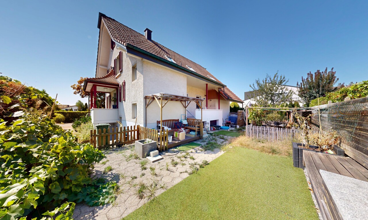 außenansicht mit zaun, property visible, rasen, ziegeldach, und stuckverkleidung