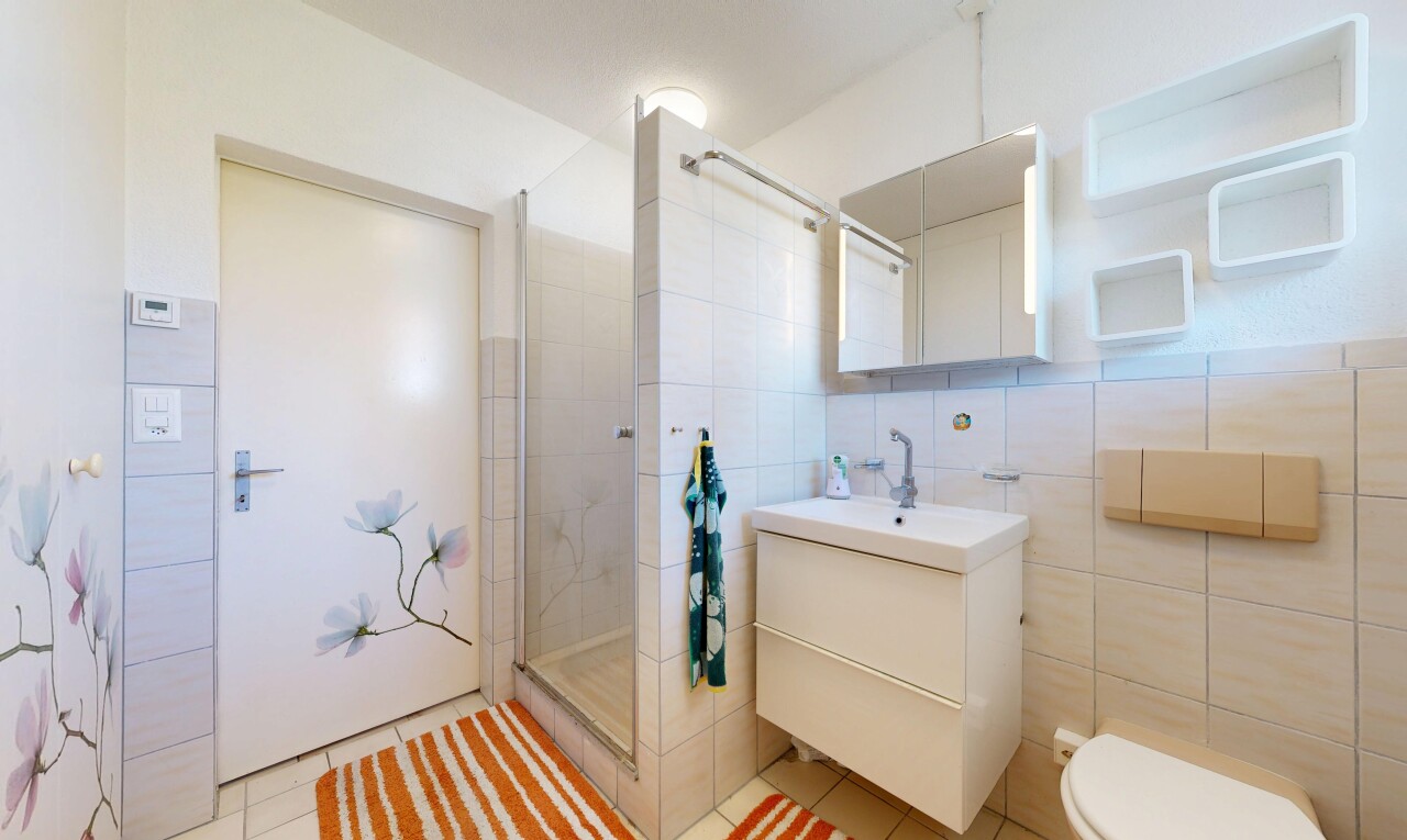 bad mit tile wall, fliesenwand, komplettes badezimmer, dusche, und schminktisch
