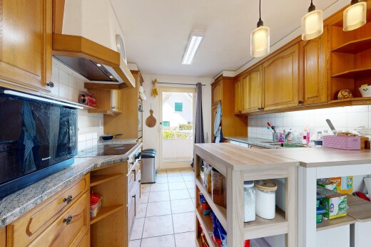 küche mit open shelves, offene regale, light countertops, light floor, und hochgezogene schränke