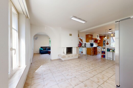 wohnzimmer mit gewölbte gehwege, kamin, drywall, gipskartonwand, und light floor