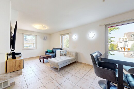wohn- / esszimmer mit natürliches licht, drywall, gipskartonwand, lüftungsgitter, und tile floor