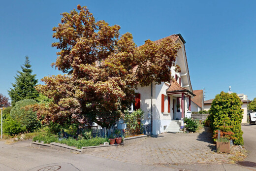 außenansicht mit property visible, vortreppe, zaun, ziegeldach, und day time
