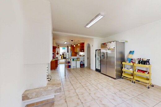 küche mit kühlschrank, gipskartonwand, drywall, pendelleuchte, und light floor