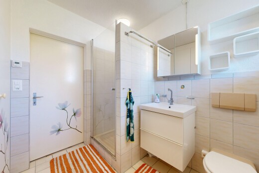 bad mit tile wall, fliesenwand, komplettes badezimmer, dusche, und schminktisch