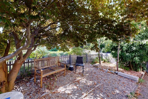garten mit zaun und from property