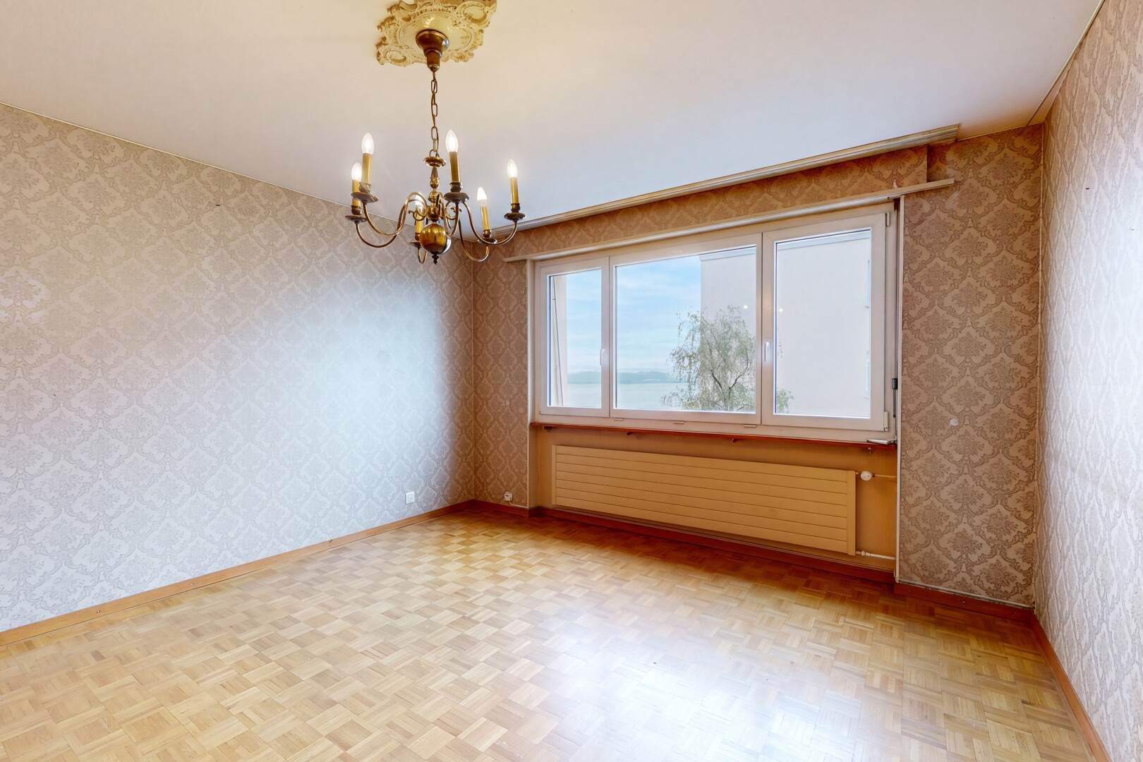 pièce vide avec wallpaper wall, mur en papier peint, radiateur, wood finish floor, et sol en finition bois
