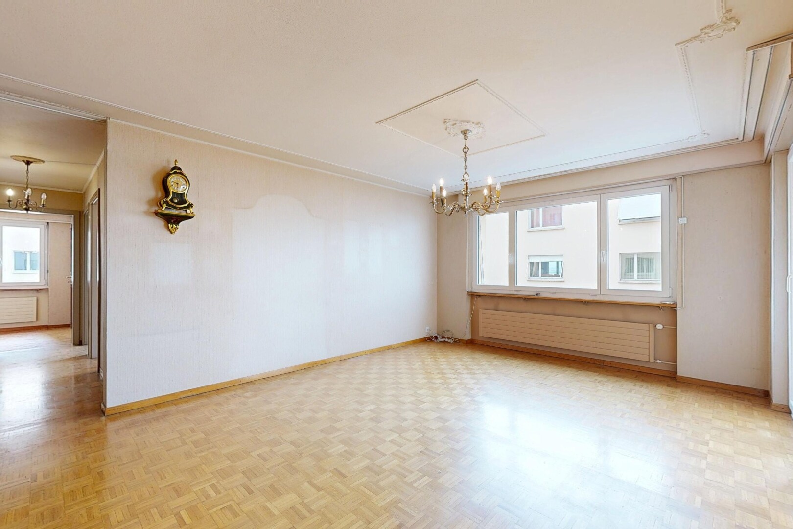 pièce vide avec wood finish floor, sol en finition bois, radiateur, baseboards wall, et plinthes murales