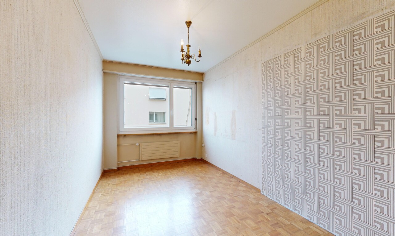 pièce vide avec wood finish floor, sol en finition bois, radiateur, inside property, et parquet floor