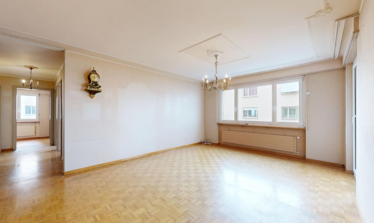 pièce vide avec wood finish floor, sol en finition bois, radiateur, baseboards wall, et plinthes murales