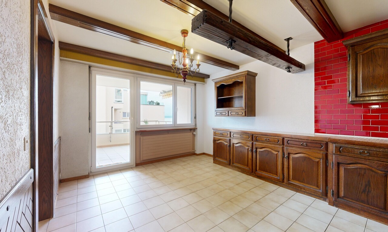 cuisine avec plafond à poutres, beamed ceiling, arched cabinets, armoires en arc, et light floor