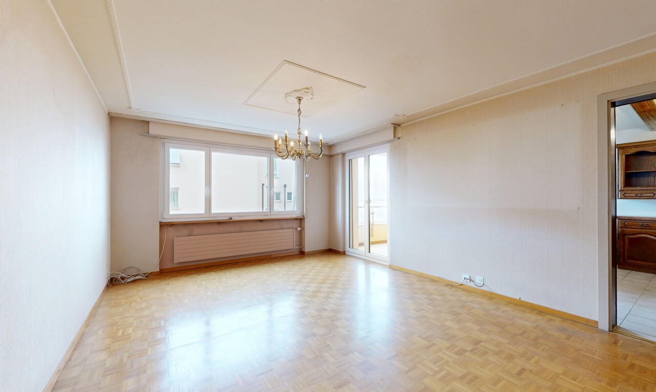 pièce vide avec sol en finition bois, wood finish floor, radiateur, plinthes murales, et baseboards wall