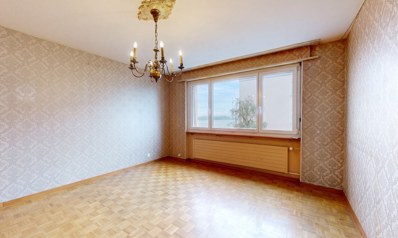 pièce vide avec wallpaper wall, mur en papier peint, radiateur, wood finish floor, et sol en finition bois