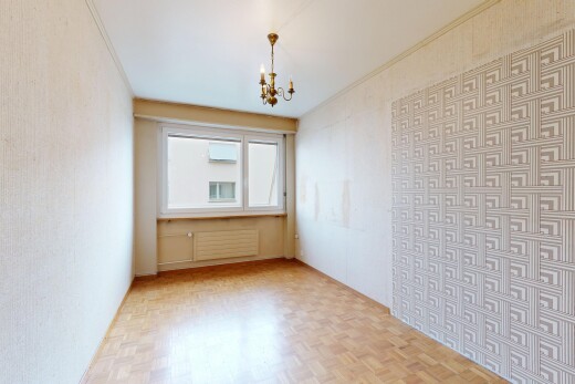 pièce vide avec wood finish floor, sol en finition bois, radiateur, inside property, et parquet floor