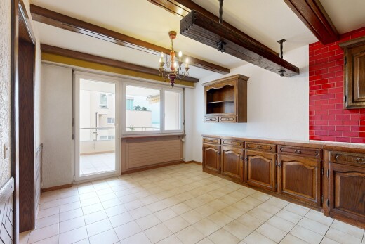 cuisine avec plafond à poutres, beamed ceiling, arched cabinets, armoires en arc, et light floor