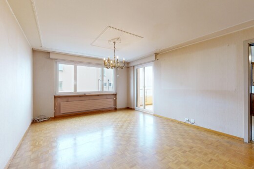 pièce vide avec sol en finition bois, wood finish floor, radiateur, plinthes murales, et baseboards wall