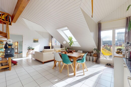 wohn- / esszimmer mit dachfenster, vaulted ceiling, dachschräge, inside property, und natural light