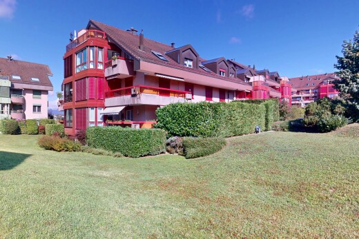 außenansicht mit rasen, day time, und balkon