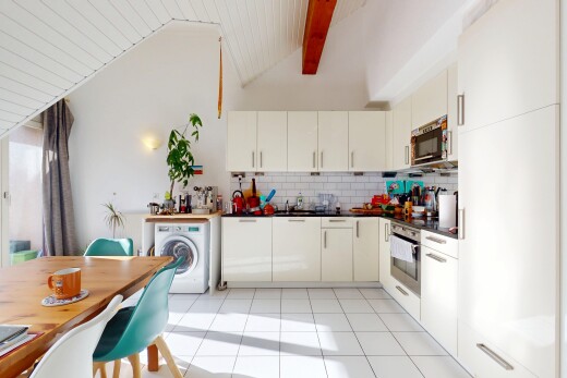 küche mit küchenrückwand beim herd, küchenrückwand beim Herd, fliesenboden, tile floor, und tumbler