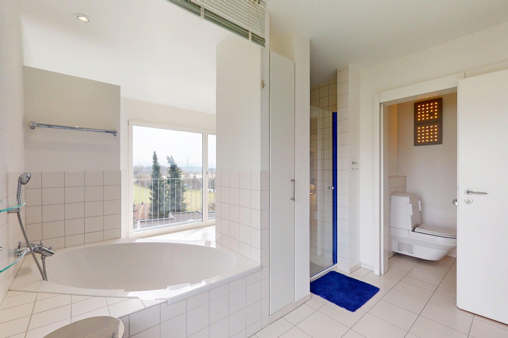 salle de bains avec salle de bain complète, sol en carrelage, lumière naturelle, toilette, et bain