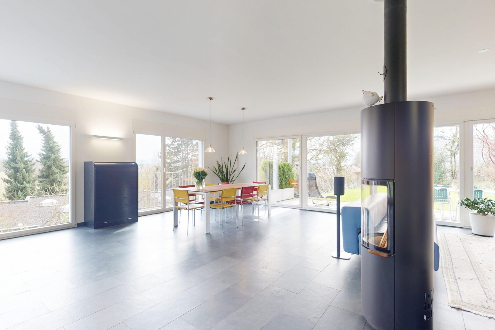 espace intérieur avec cloison sèche et lumière naturelle