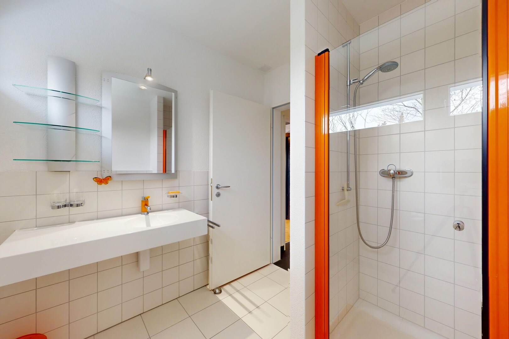 salle de bains avec miroir, douche, et salle de bain complète