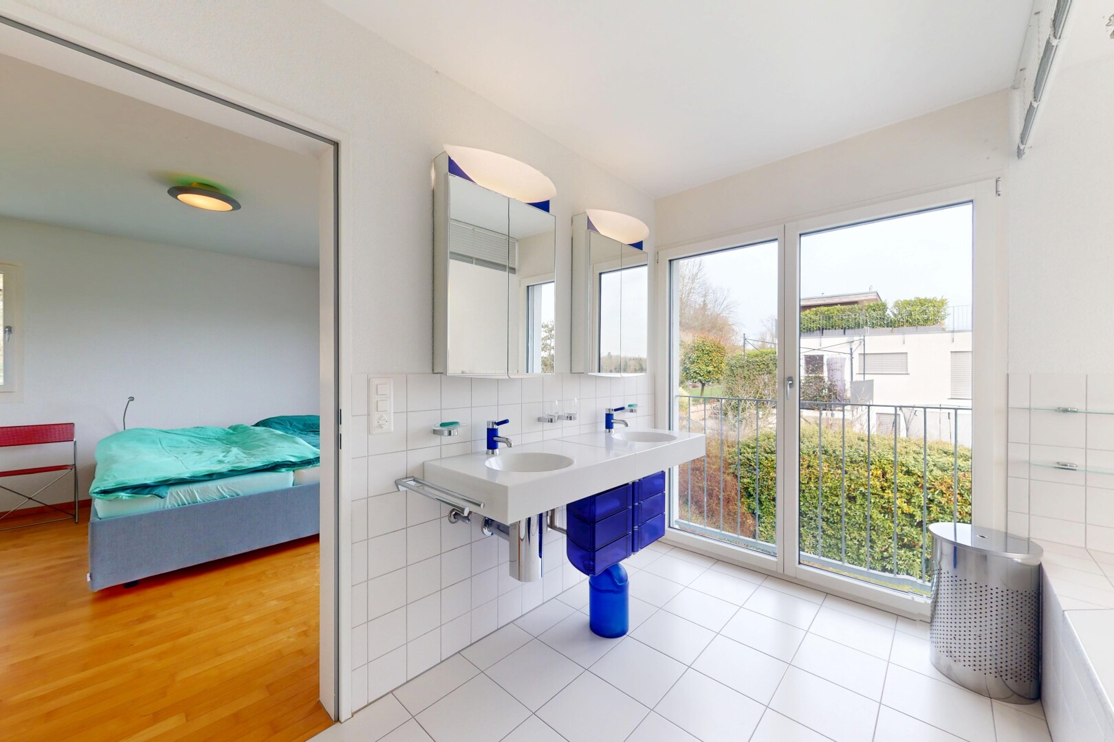 salle de bains avec salle de bain attenante, dosseret, lumière naturelle, cloison sèche, et miroir