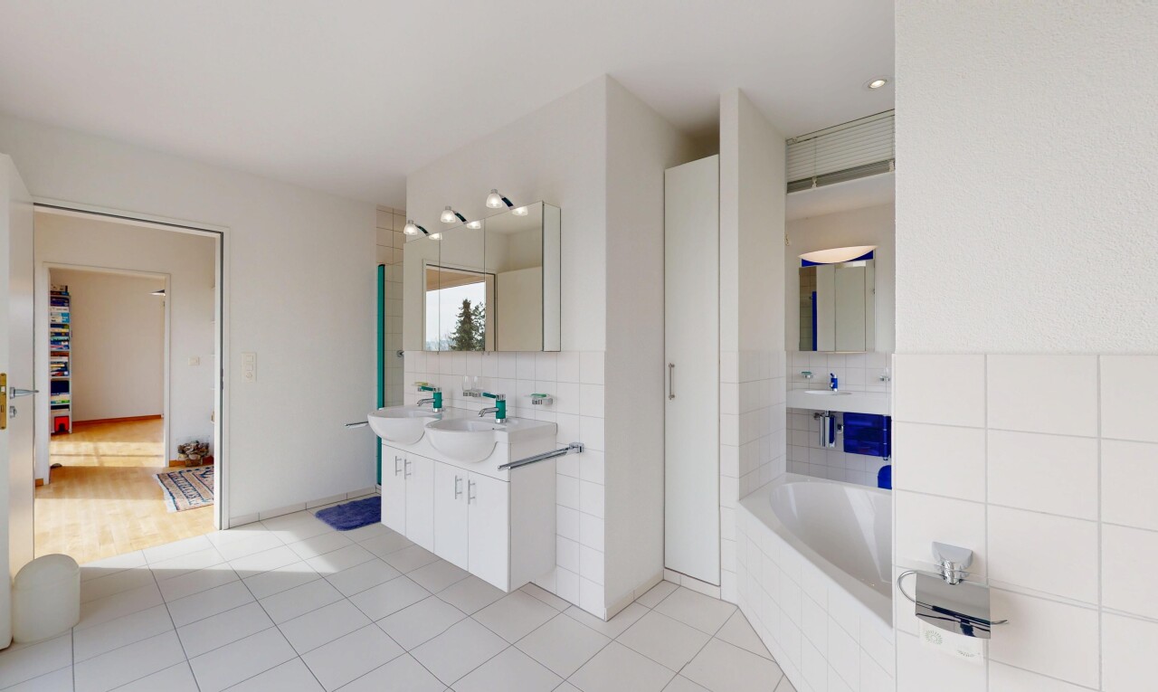 salle de bains avec miroir, mur en carrelage, salle de bain complète, et cloison sèche