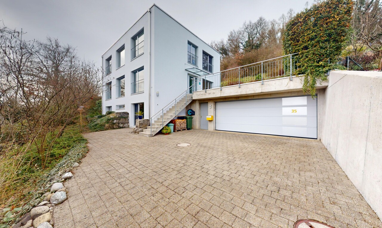 façade avec bardage en stuc, allée, escaliers, et garage