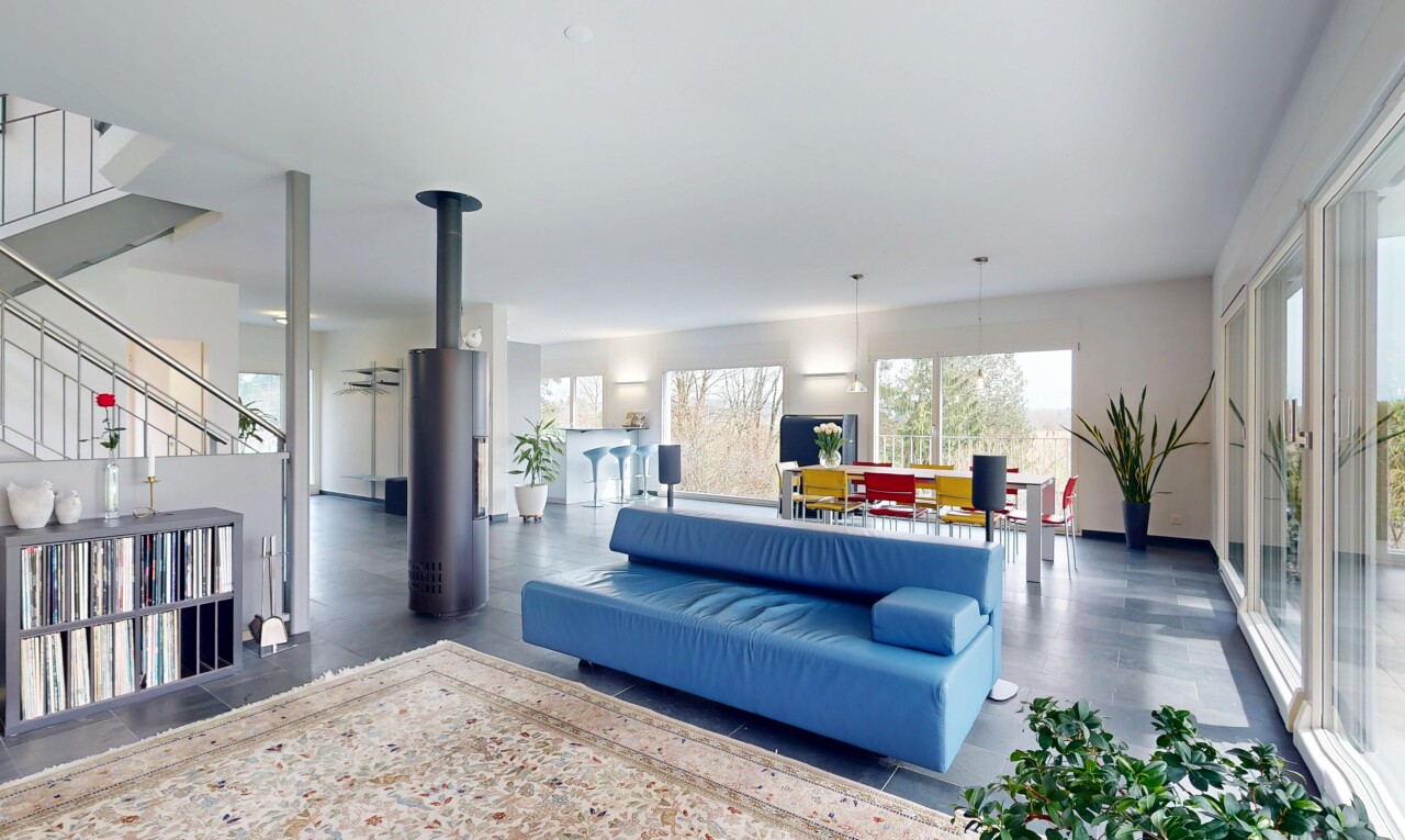 salon / salle à manger avec lumière naturelle, télévision, et cloison sèche