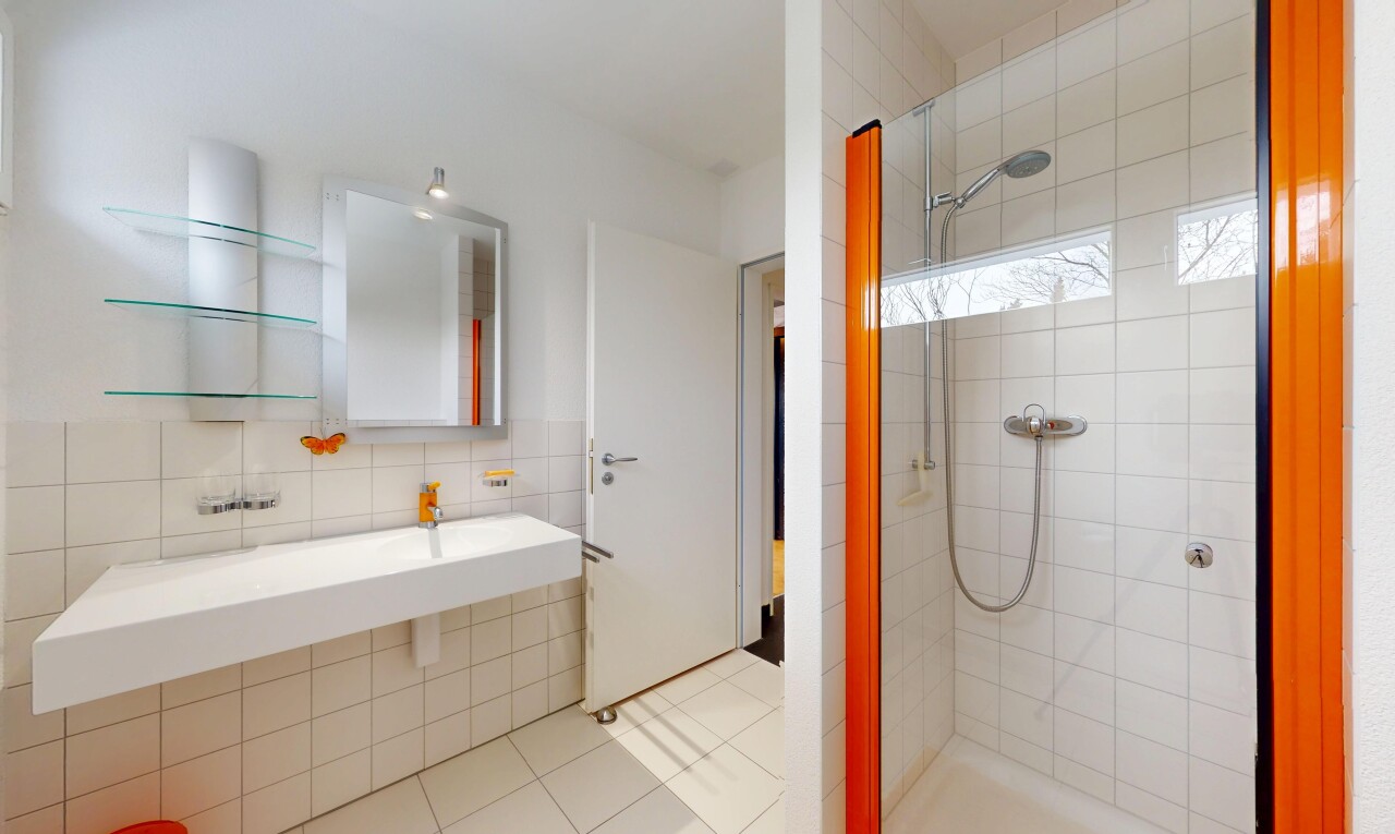 salle de bains avec miroir, douche, et salle de bain complète