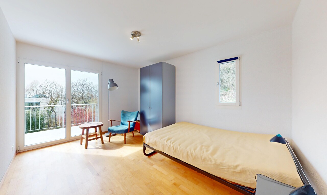 chambre avec lumière naturelle, cloison sèche, accès à l'extérieur, et sol en finition bois
