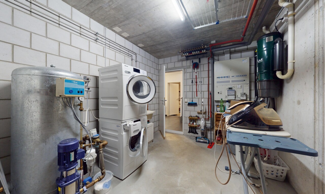 buanderie avec buanderie et lave-linge et sèche-linge superposés
