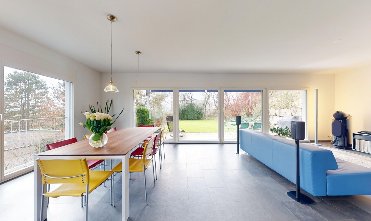 salon / salle à manger avec lumière naturelle et cloison sèche