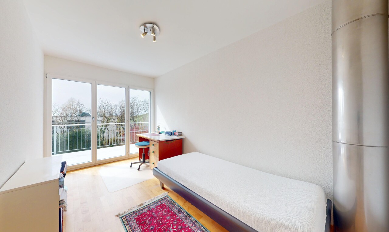 chambre avec lumière naturelle, cloison sèche, accès à l'extérieur, et sol en finition bois