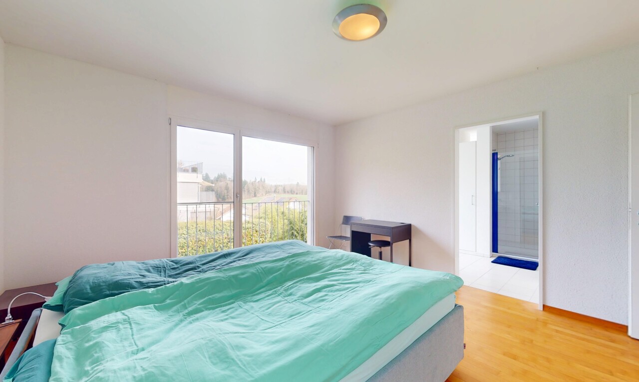 chambre avec lumière naturelle, cloison sèche, et sol en finition bois