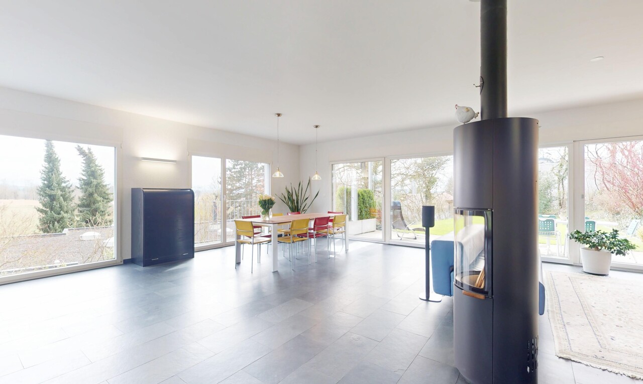 espace intérieur avec cloison sèche et lumière naturelle