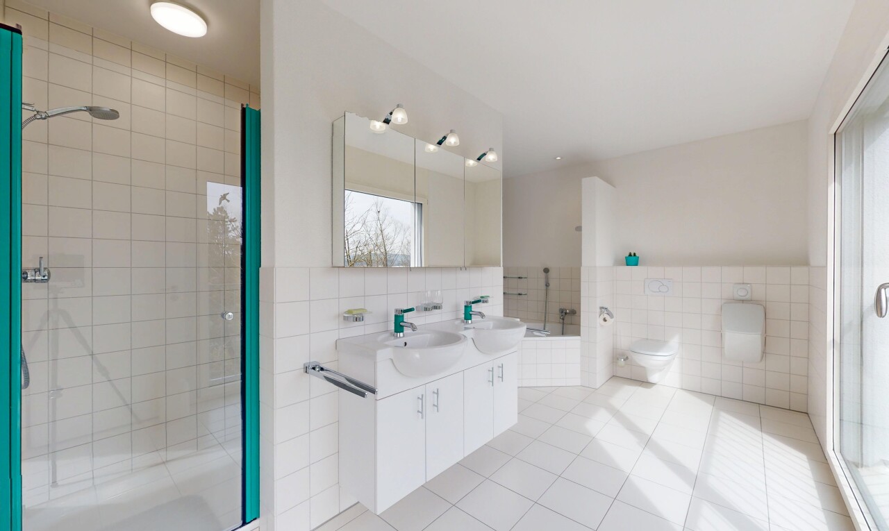 salle de bains avec douche, mur en carrelage, et salle de bain complète