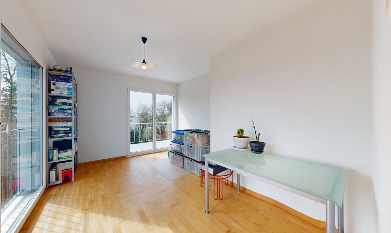 espace intérieur avec lumière naturelle, cloison sèche, et sol en finition bois
