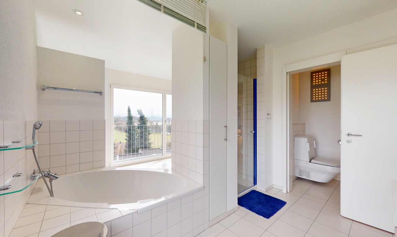 salle de bains avec salle de bain complète, sol en carrelage, lumière naturelle, toilette, et bain
