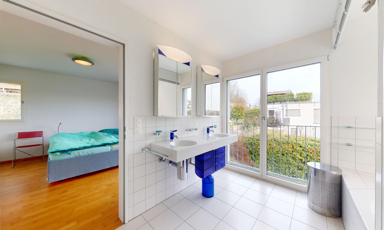 salle de bains avec salle de bain attenante, dosseret, lumière naturelle, cloison sèche, et miroir