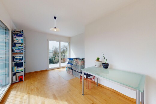espace intérieur avec lumière naturelle, cloison sèche, et sol en finition bois