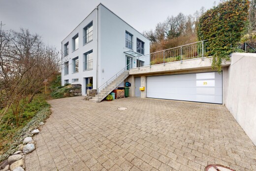 façade avec bardage en stuc, allée, escaliers, et garage