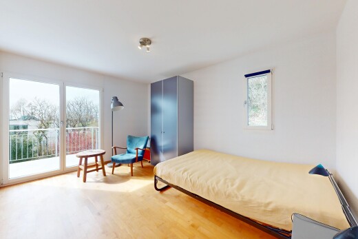 chambre avec lumière naturelle, cloison sèche, accès à l'extérieur, et sol en finition bois
