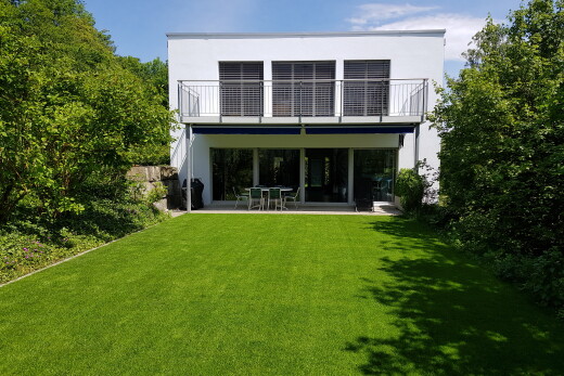 außenansicht mit balkon, terrasse, rasen, day time, und property visible