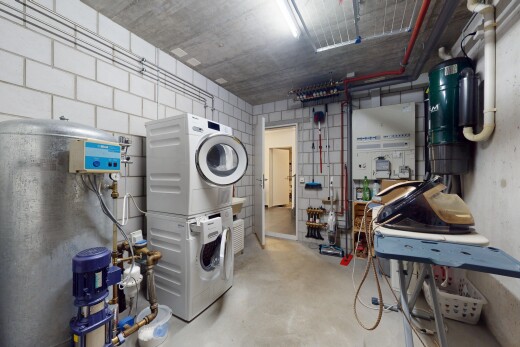 buanderie avec buanderie et lave-linge et sèche-linge superposés