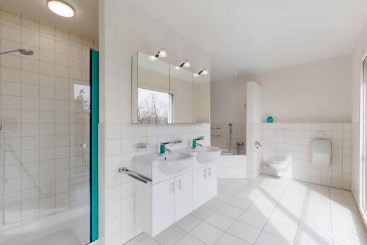 salle de bains avec douche, mur en carrelage, et salle de bain complète