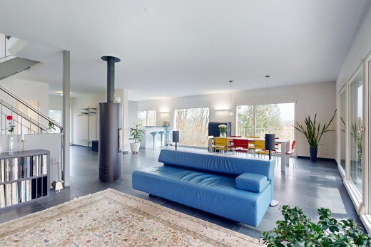 wohn- / esszimmer mit fernseher, gipskartonwand, und natürliches licht